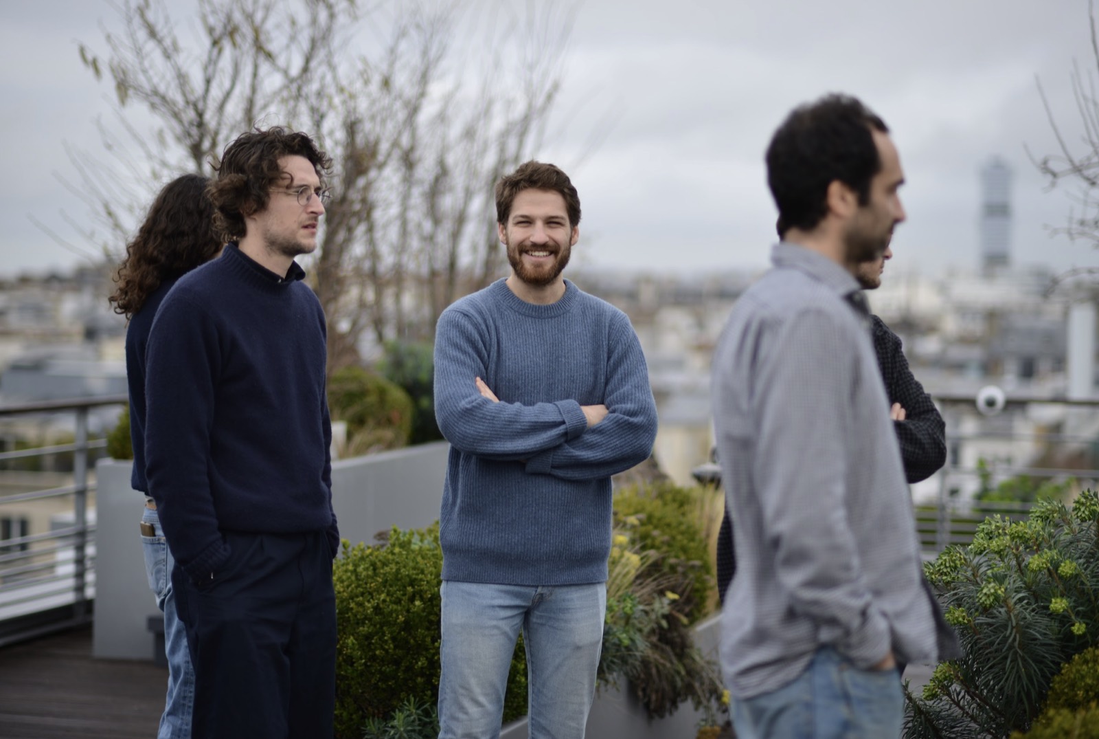 Une partie de l'équipe Nepsis discute sur la terrasse du bureau parisien